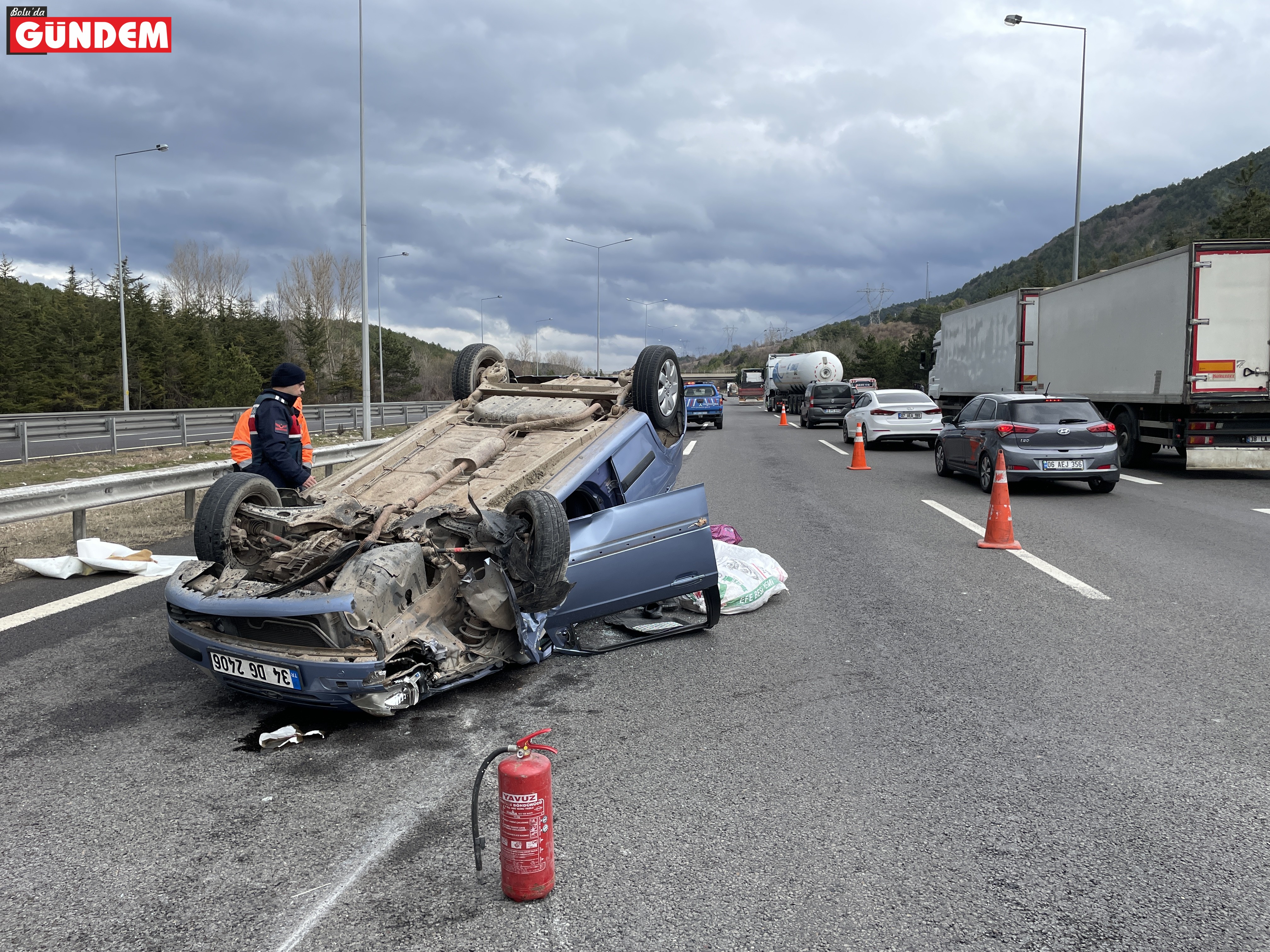 Anadolu Otoyolu'nda cip ile çarpışan otomobildeki 2 kişi yaralandı (1)