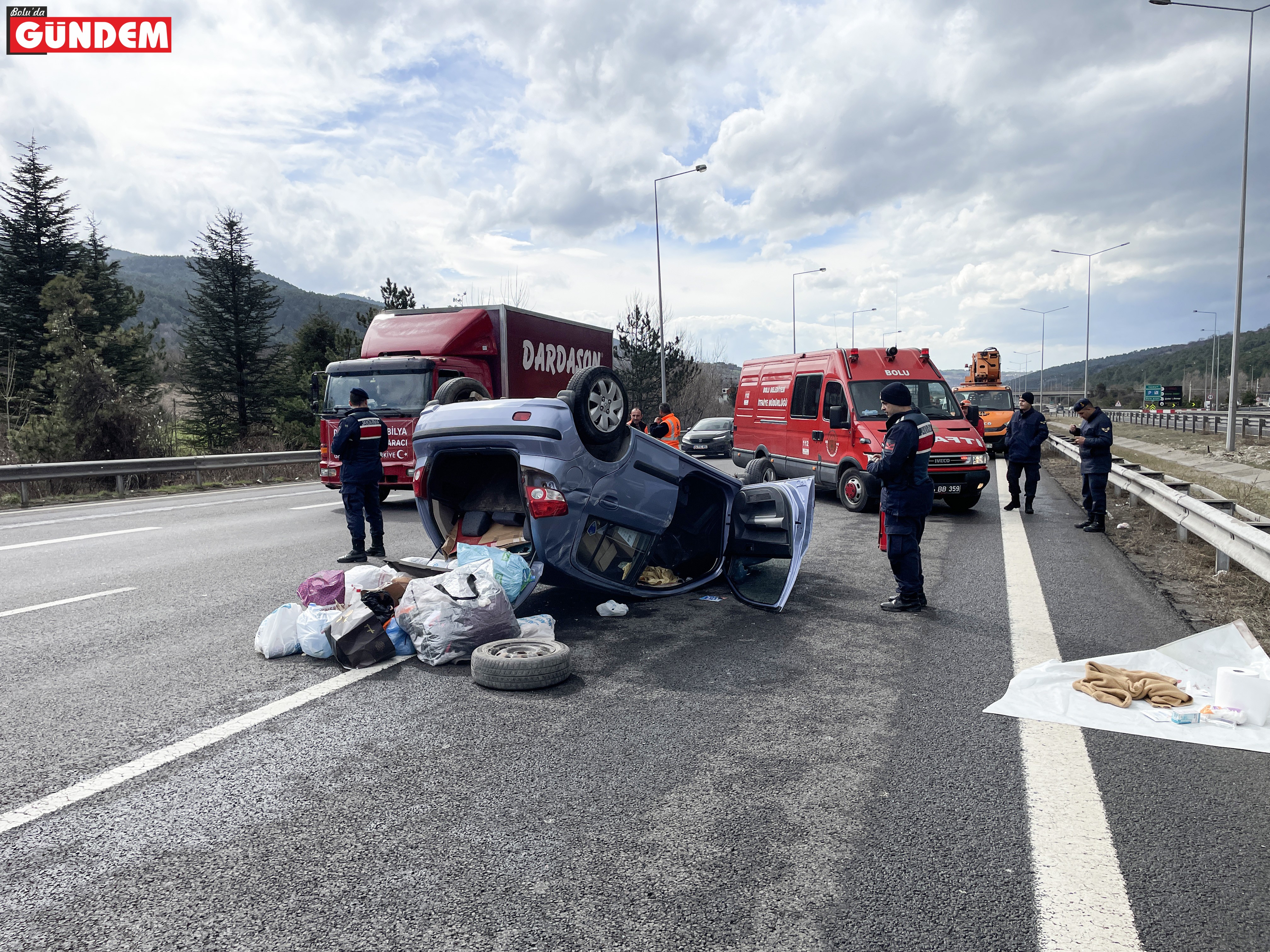 Anadolu Otoyolu'nda cip ile çarpışan otomobildeki 2 kişi yaralandı (2)