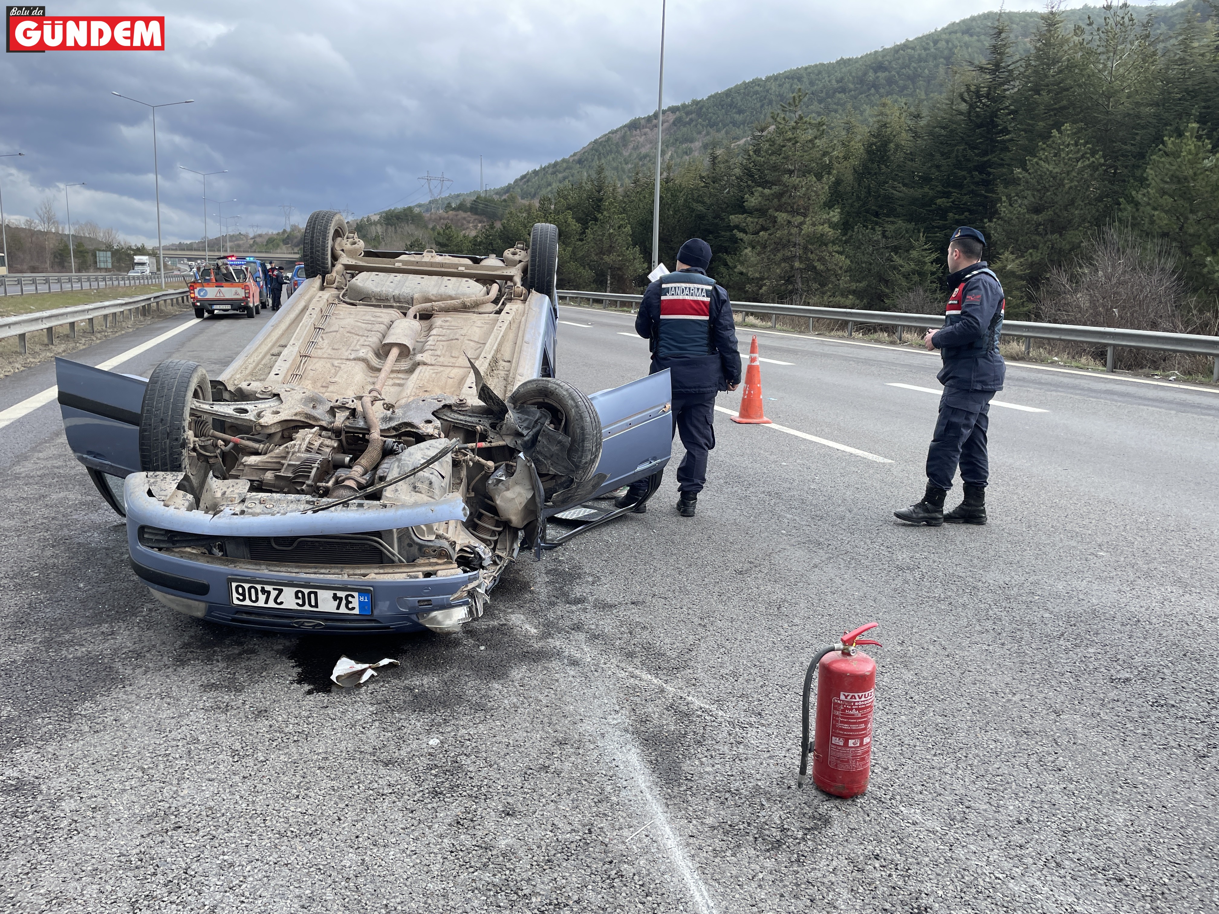 Anadolu Otoyolu'nda cip ile çarpışan otomobildeki 2 kişi yaralandı (3)