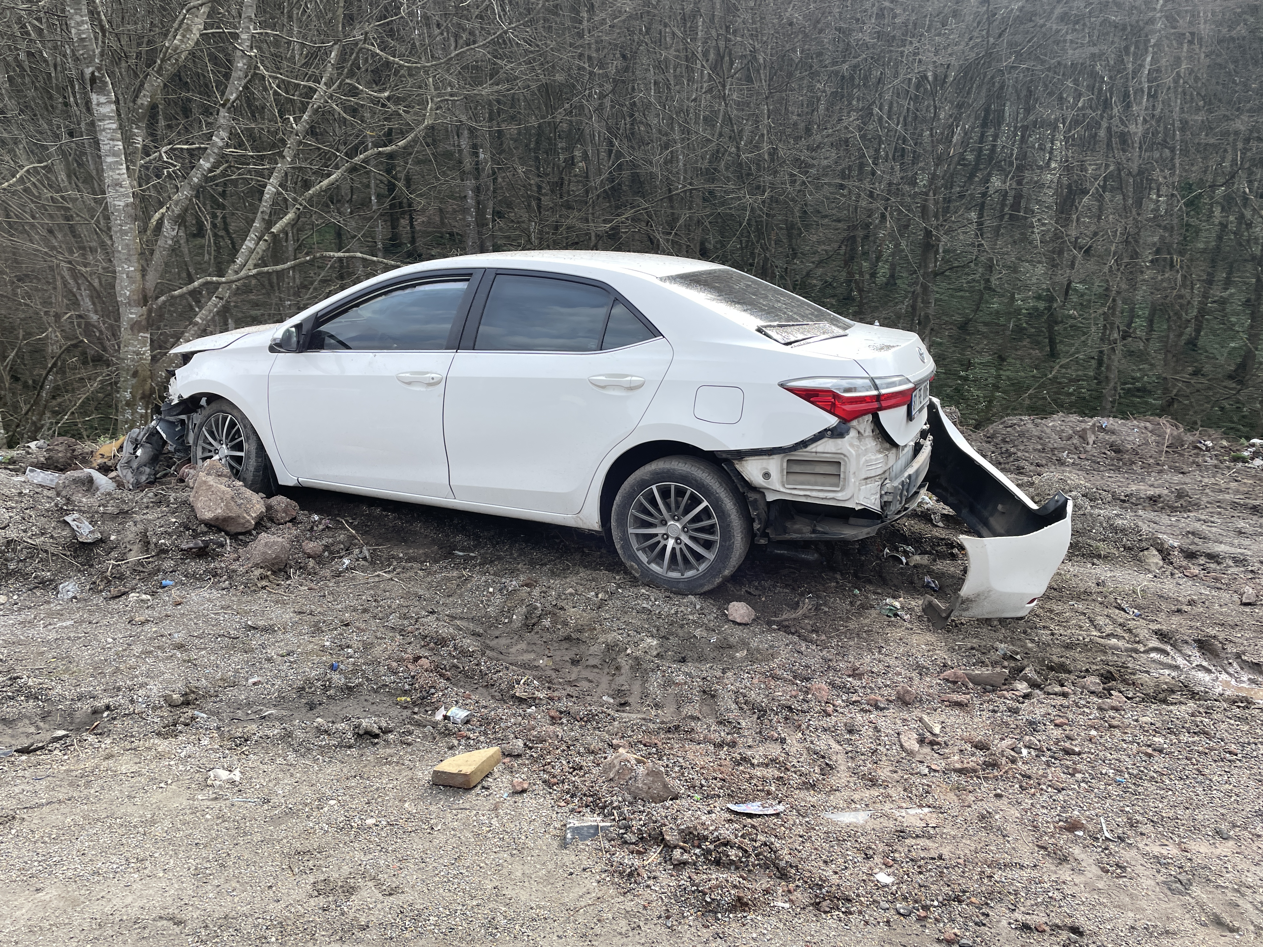 Bolu Dağı'nda direksiyon hakimiyetini kaybeden sürücü yoldan çıkarak sis lambası direğine çarptı