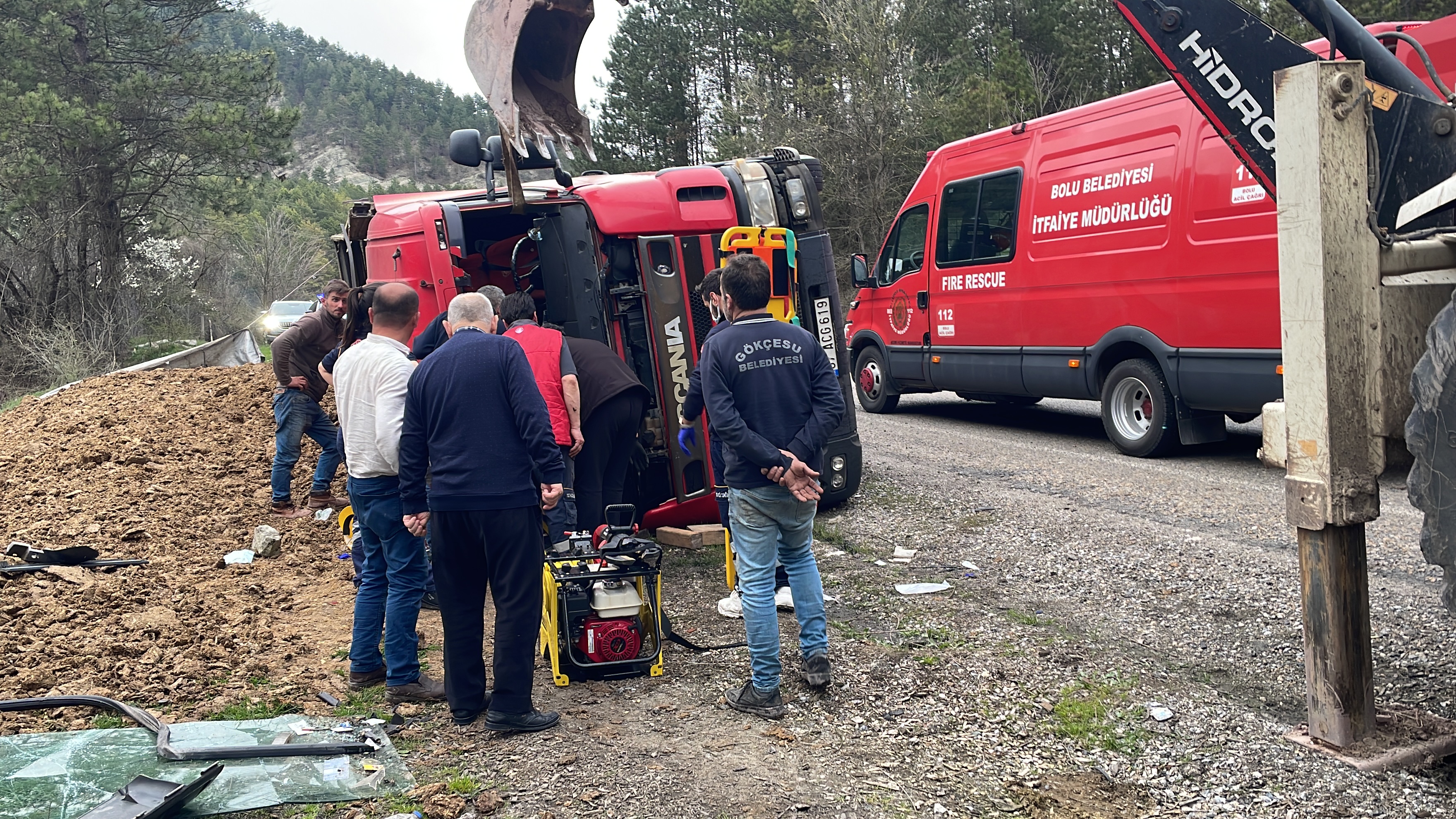 Bolu'da devrilen tırda sıkışan kişiyi itfaiye ekipleri kurtarıldı (4)