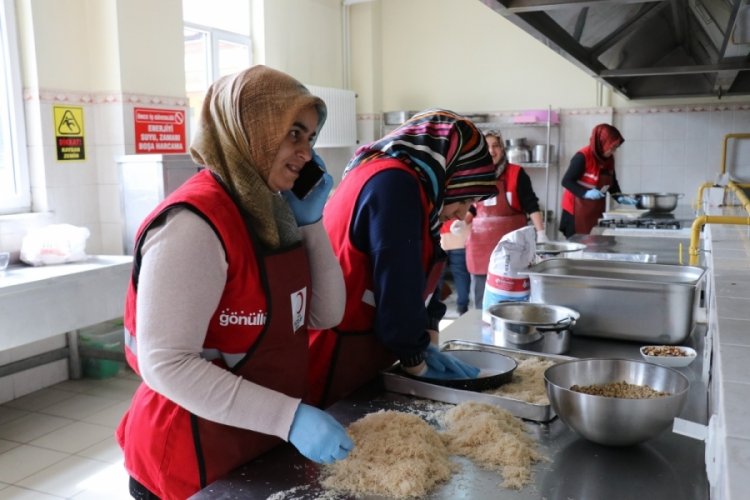 Depremzede kadınlar mutfağa girdi, ortaya çeşit çeşit lezzetler çıktı 3