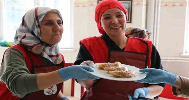 Depremzede kadınlar mutfağa girdi, ortaya çeşit çeşit lezzetler çıktı 6