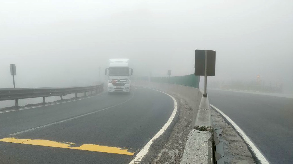 Bolu Dağı'nda yoğun sis görüş mesafesini 25 metreye kadar düşürdü (1)