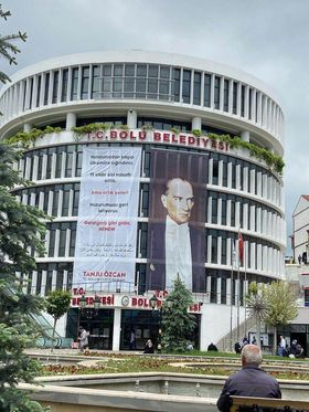 Cumhuriyet Savcılığı, Tanju Özcan’ın pankartını kaldırttı-1