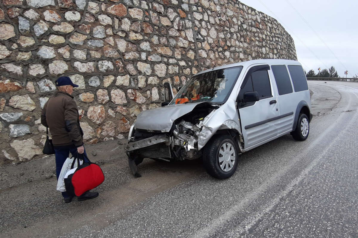 Hastaneye yetişmek isterken  kaza yaptı3