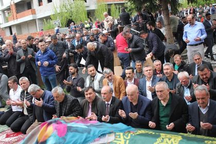 MHP Bolu İl Başkanı İlhan Durak’ın annesi Şefika Durak son yolculuğuna uğurlandı4