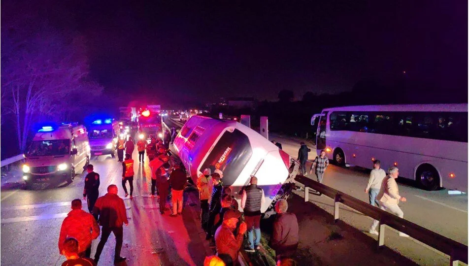 Öğrencileri taşıyan tur otobüsü devrildi 3 kişi hayatını kaybetti2