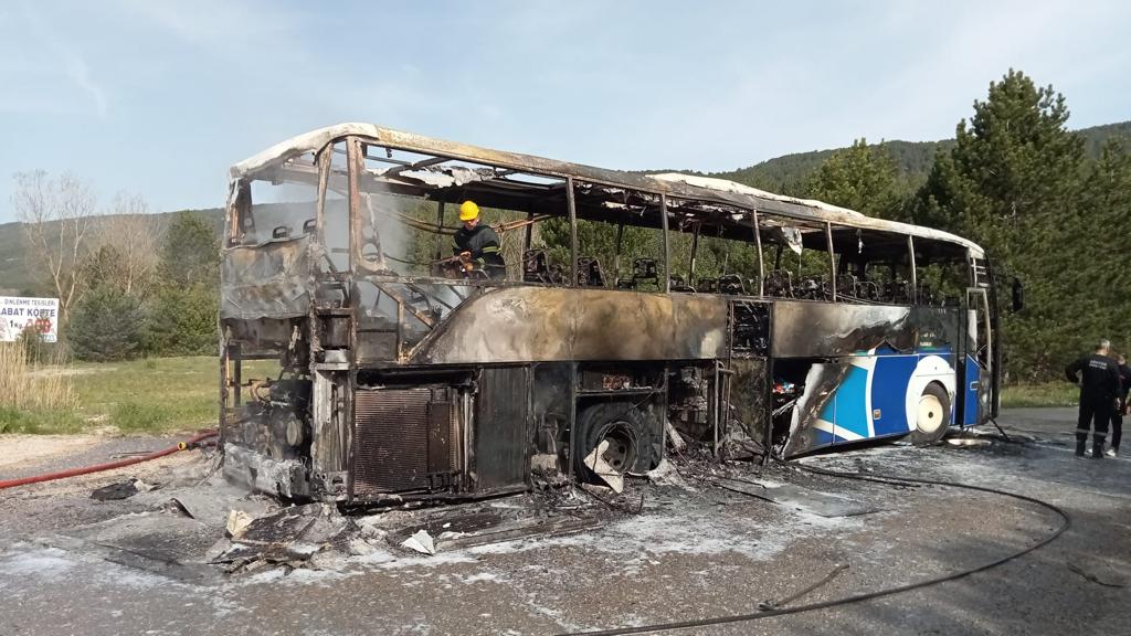 Seyir halindeki yolcu otobüsü tamamen yandı (4)