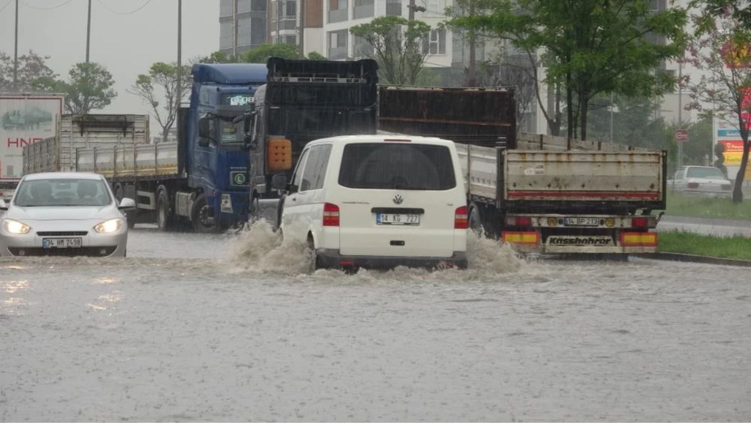 Aniden bastıran yağmur  sokakları göle çevirdi