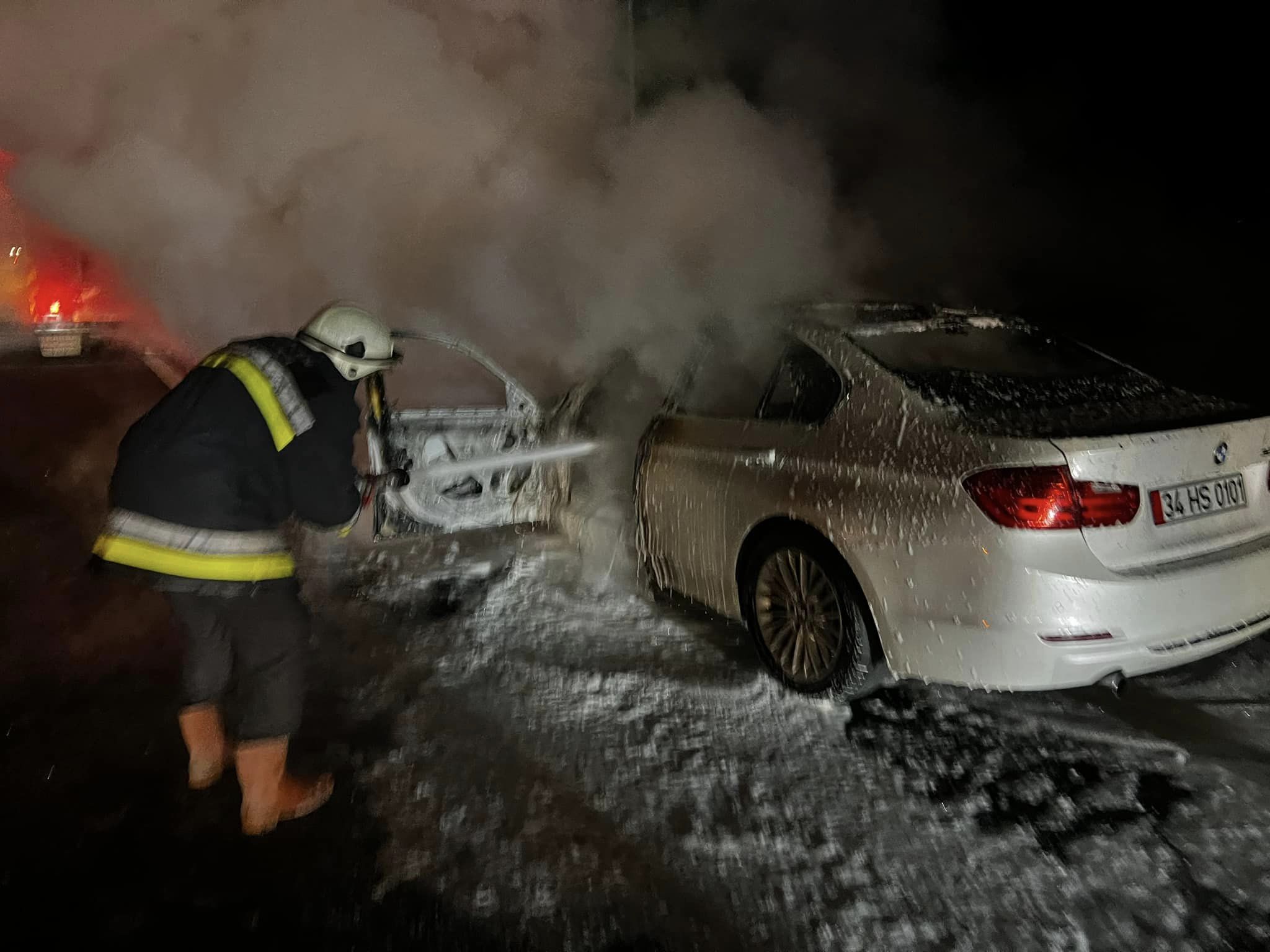 Dörtdivan’da araç yangını! Motor bölümü tamamen yandı (5)