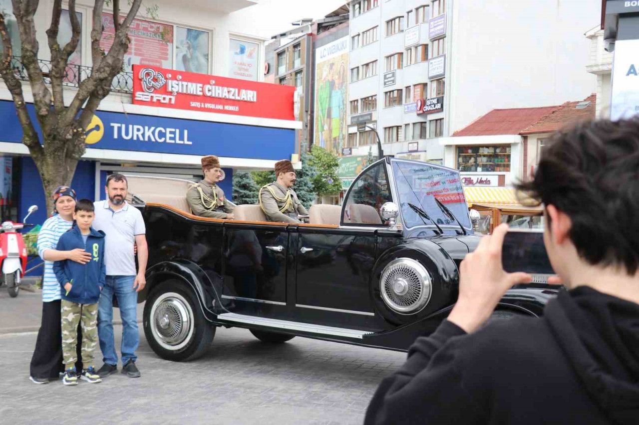 Kendi imkanıyla yaptığı Atatürk'ün makam aracının replikasıyla şehir şehir geziyor