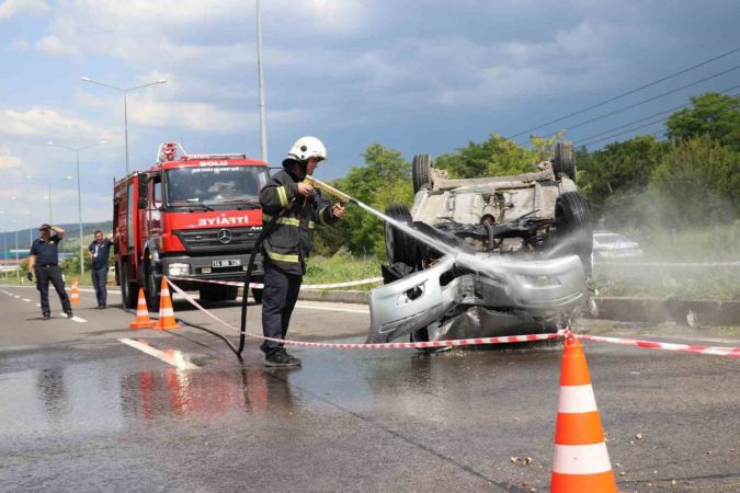 Takla atan otomobildeki 4 kişilik aile yara almadan kurtuldu 3