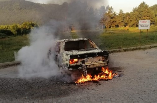 Abant Milli Parkında otomobil alev alev yanarak kullanılamaz hale geldi8