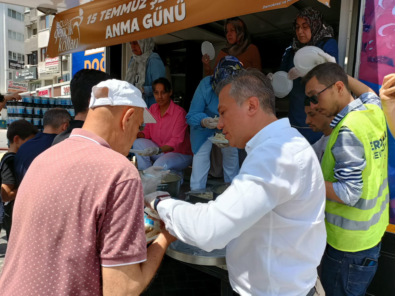 Ak Parti Şehitlerin Ruhu için pilav dağıttı-1