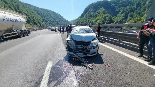 Bolu'da Anadolu Otoyolu'nda Zincirleme Trafik Kazası 18 Araç Birbirine Girdi-1