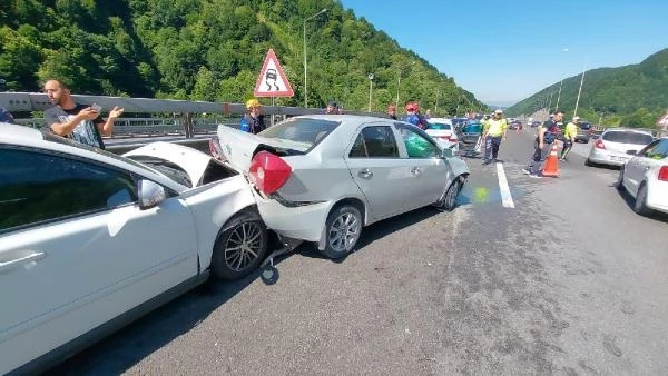 Bolu'da Anadolu Otoyolu'nda Zincirleme Trafik Kazası 18 Araç Birbirine Girdi-3