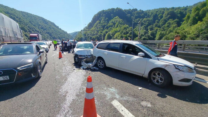 Bolu'da Anadolu Otoyolu'nda Zincirleme Trafik Kazası 18 Araç Birbirine Girdi-4