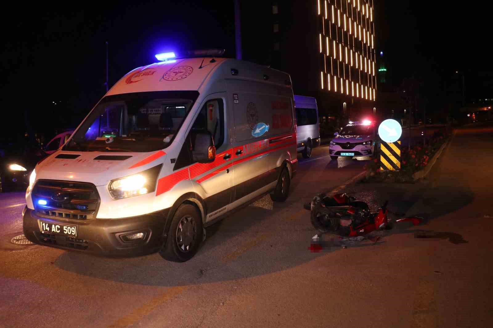 Bolu’da cip ile motosikletin çarpışması neticesinde meydana gelen kazada motosikletteki yolcu yola savrularak yaralandı. 2