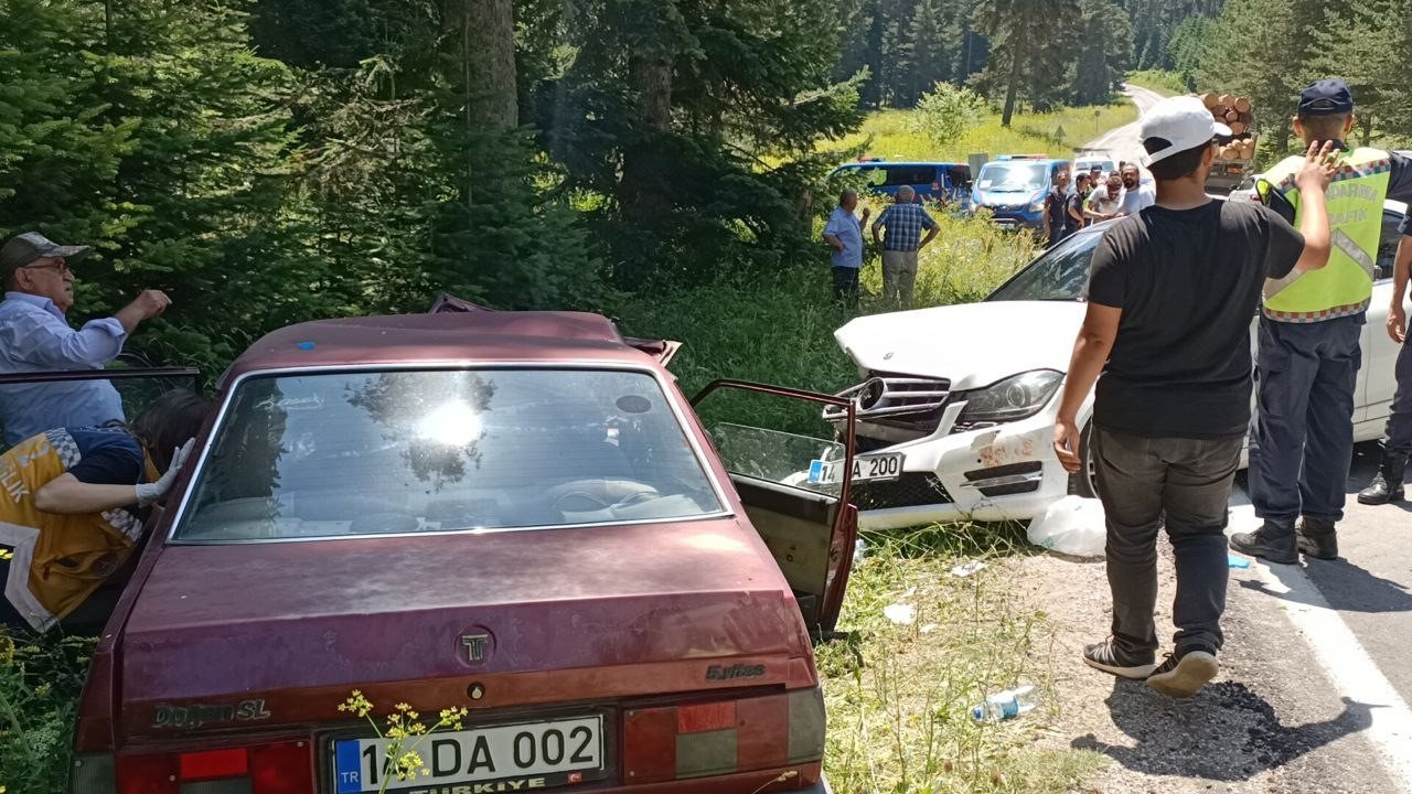 Bolu’da ormanda çilek toplamak için park edilen araç kazaya sebep oldu 2 yaralı