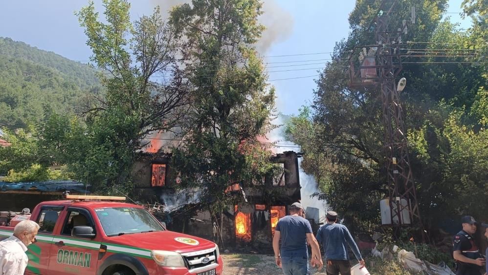 Bolu’nun Göynük ilçesinde iki katlı ahşap ev yandı. 4