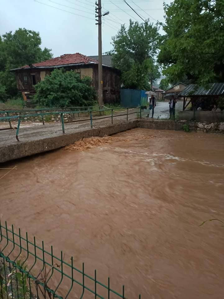 Mengen’de durum çok kötü. Sel suları bir köyü esir aldı 4