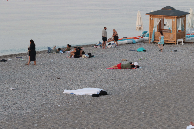 Sıcakların kavurduğu Antalya'da vatandaşlar sahillerde geceyi gündüz etti-1