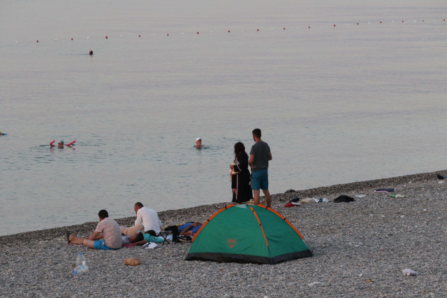 Sıcakların kavurduğu Antalya'da vatandaşlar sahillerde geceyi gündüz etti-3