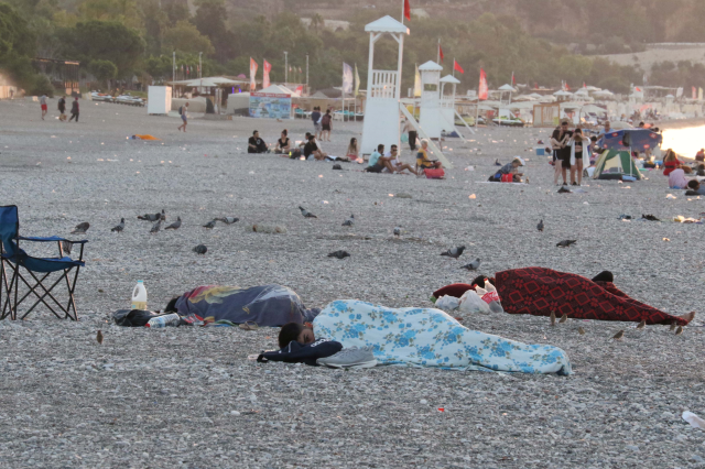 Sıcakların kavurduğu Antalya'da vatandaşlar sahillerde geceyi gündüz etti-4