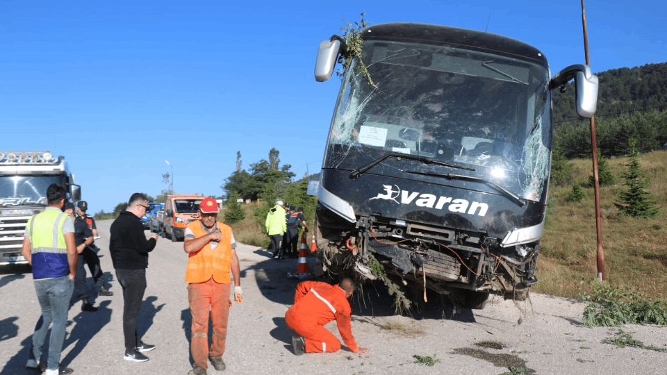 Yolcu otobüsü yoldan çıktı2’si ağır 14 yaralı-1