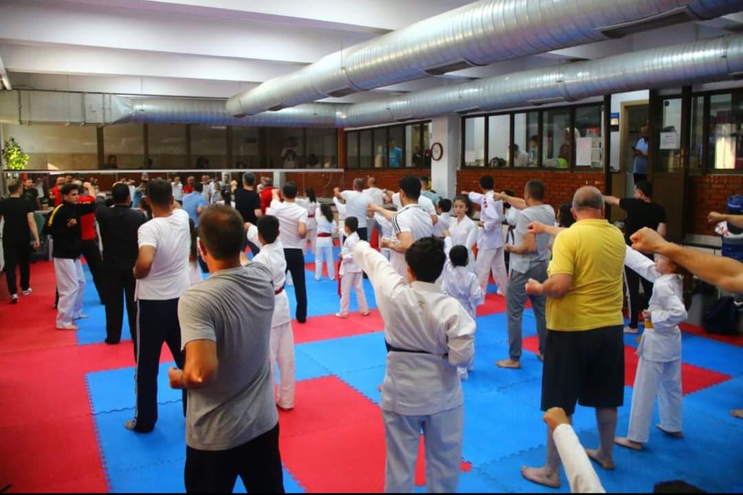 Babalarıyla beraber karate yapacaklar4