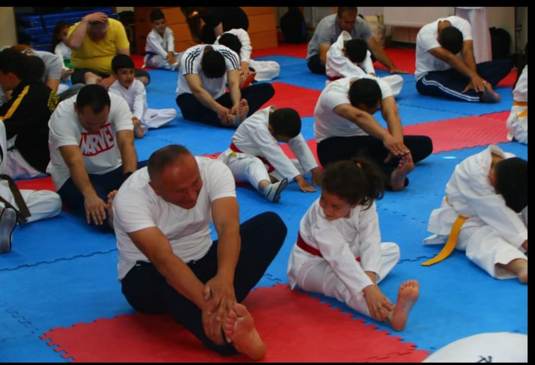 Babalarıyla beraber karate yapacaklar5