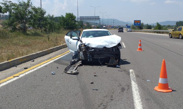 Bolu'da iki otomobil çarpıştı 1 kişi yaralandı-1