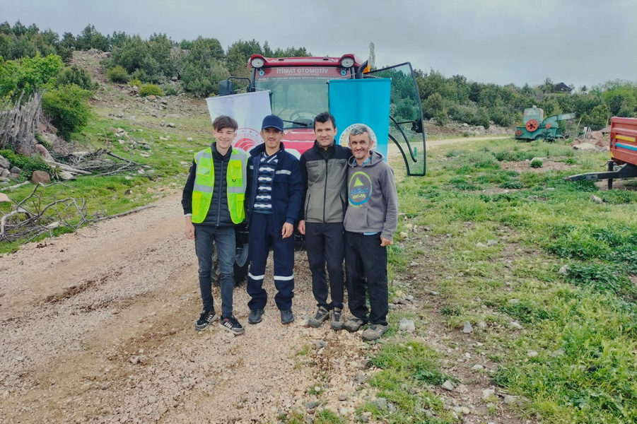 ORKÖY Kıbrıscık’ın köyüne traktör hibe etti. 3