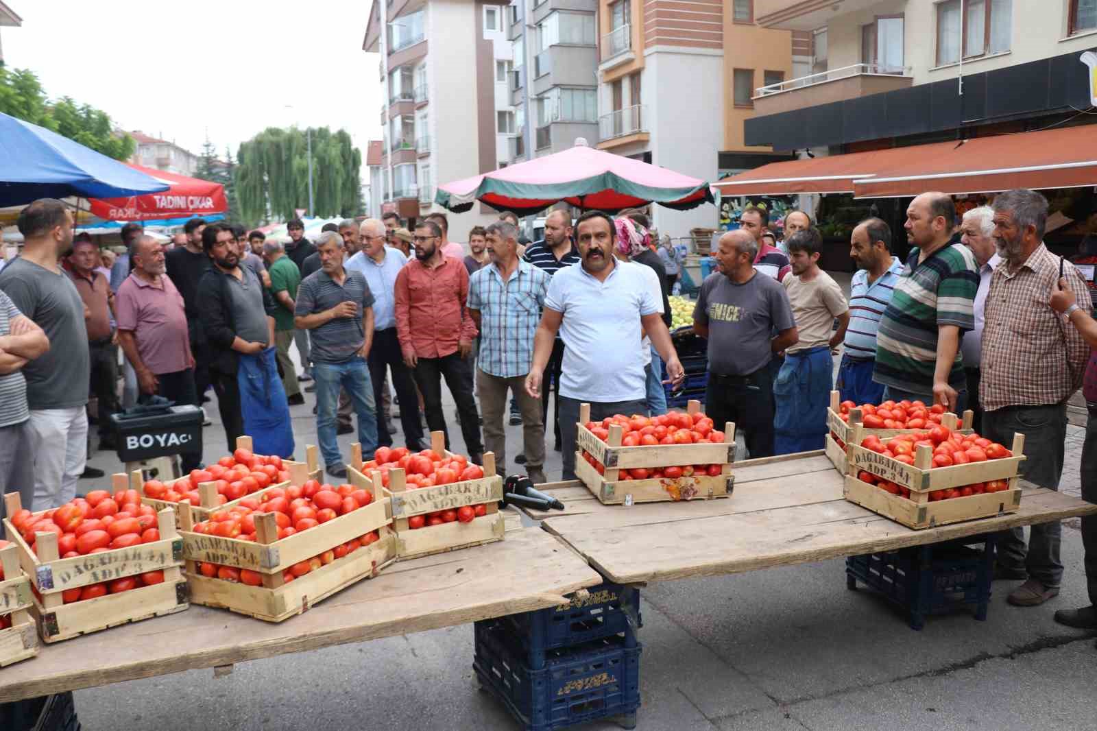 Bolu’da pazarcı esnafından domatesli protesto 2