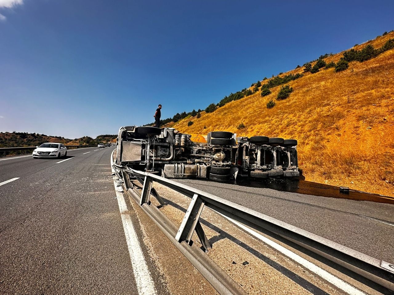 Bolu'nun Gerede ilçesinde kum yüklü tır devrildi 2