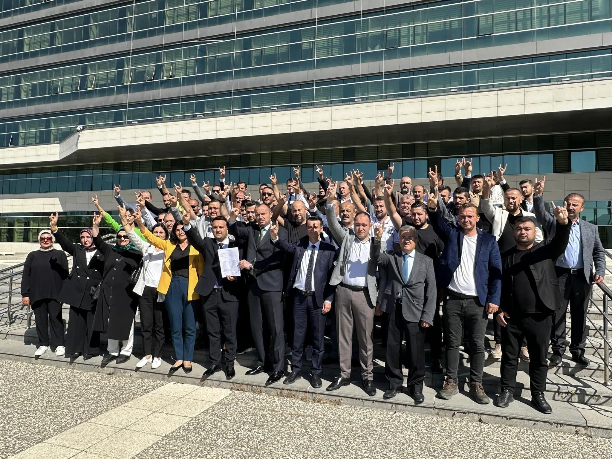 Yeniden seçilerek güven tazeleyen  Bolu MHP İl Başkanı İlhan Durak mazbatasını aldı2