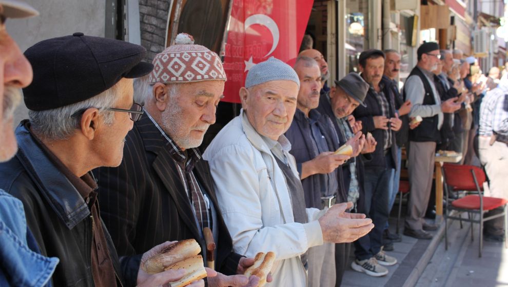 Mudurnu’da gelenek bozulmadı. Bu defa eller İsrail için semaya açıldı 3