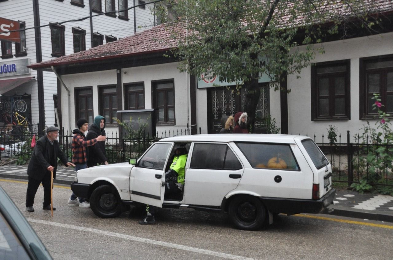 75 yaşındaki Mehmet amcanın yardımına trafik polisi yetişti-1