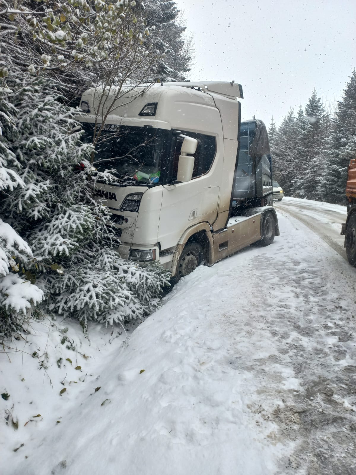 Buzlanma kazaya sebep oldu. Tır yoldan çıktı-1