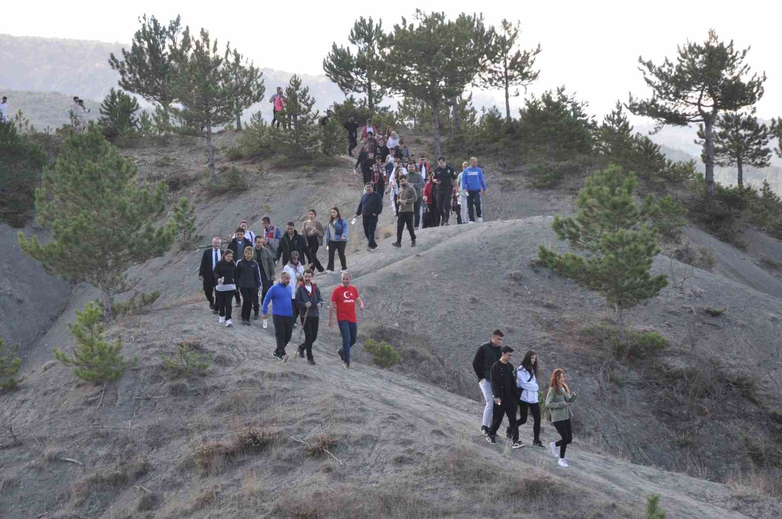 Gaziler ve Şehitlerin anısına 4 kilometre yürüdüler2