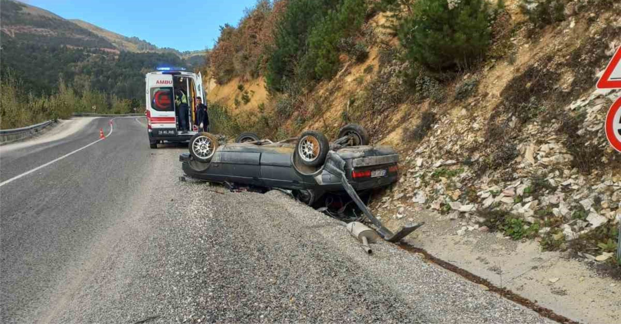 mudurnu da viraajı alamayan otomobil devrildi