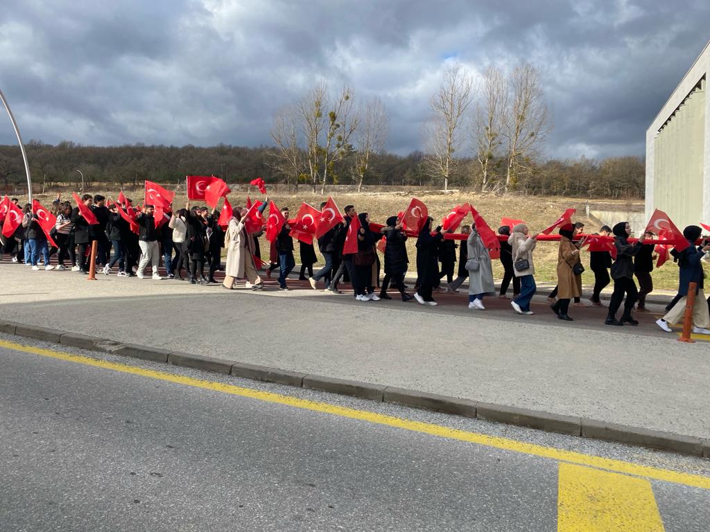 Bolu Abant İzzet Baysal Üniversitesi (BAİBÜ)  öğrenci kulüpleri, hain terör örgütünün saldırısı sonucu şehit düşen askerler için ellerinde bayraklarla ve şehit fotoğrafları ile yürüdü.