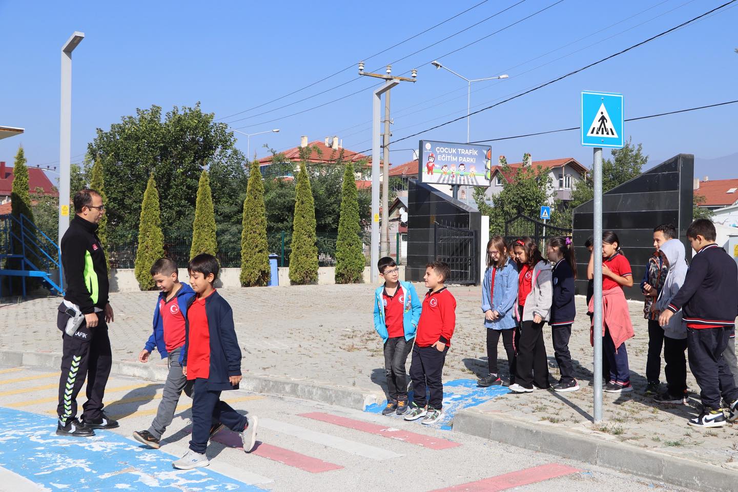 Bolu İl Emniyet Müdürlüğü ve İl jandarma Komutanlığı ortak çalıştı. Neşeli Trafik Projesi hayata geçirildi-3