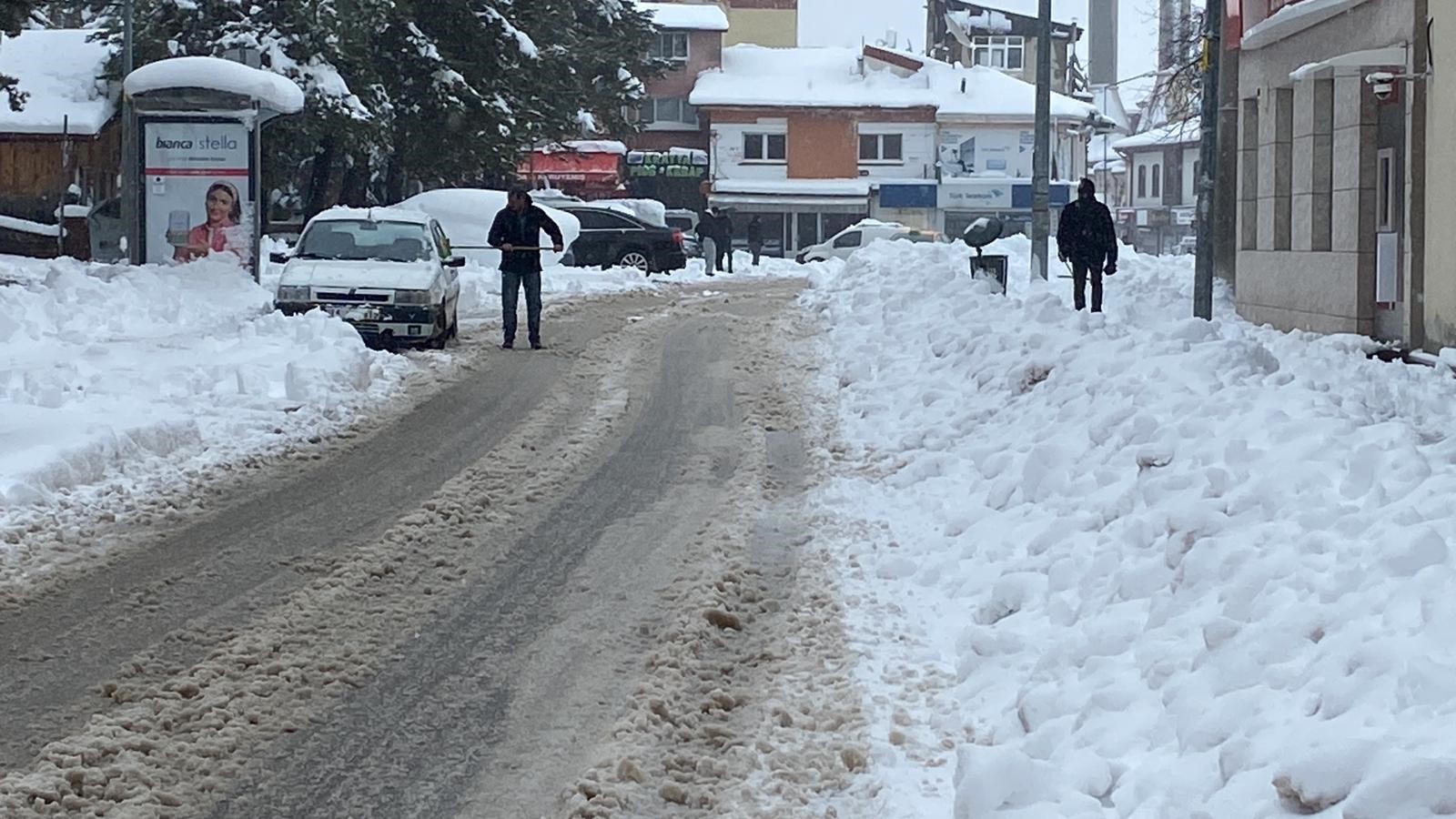 Bolu’da kar kalınlığı 30 santimetreye ulaştı. Gerede kara teslim oldu (4)