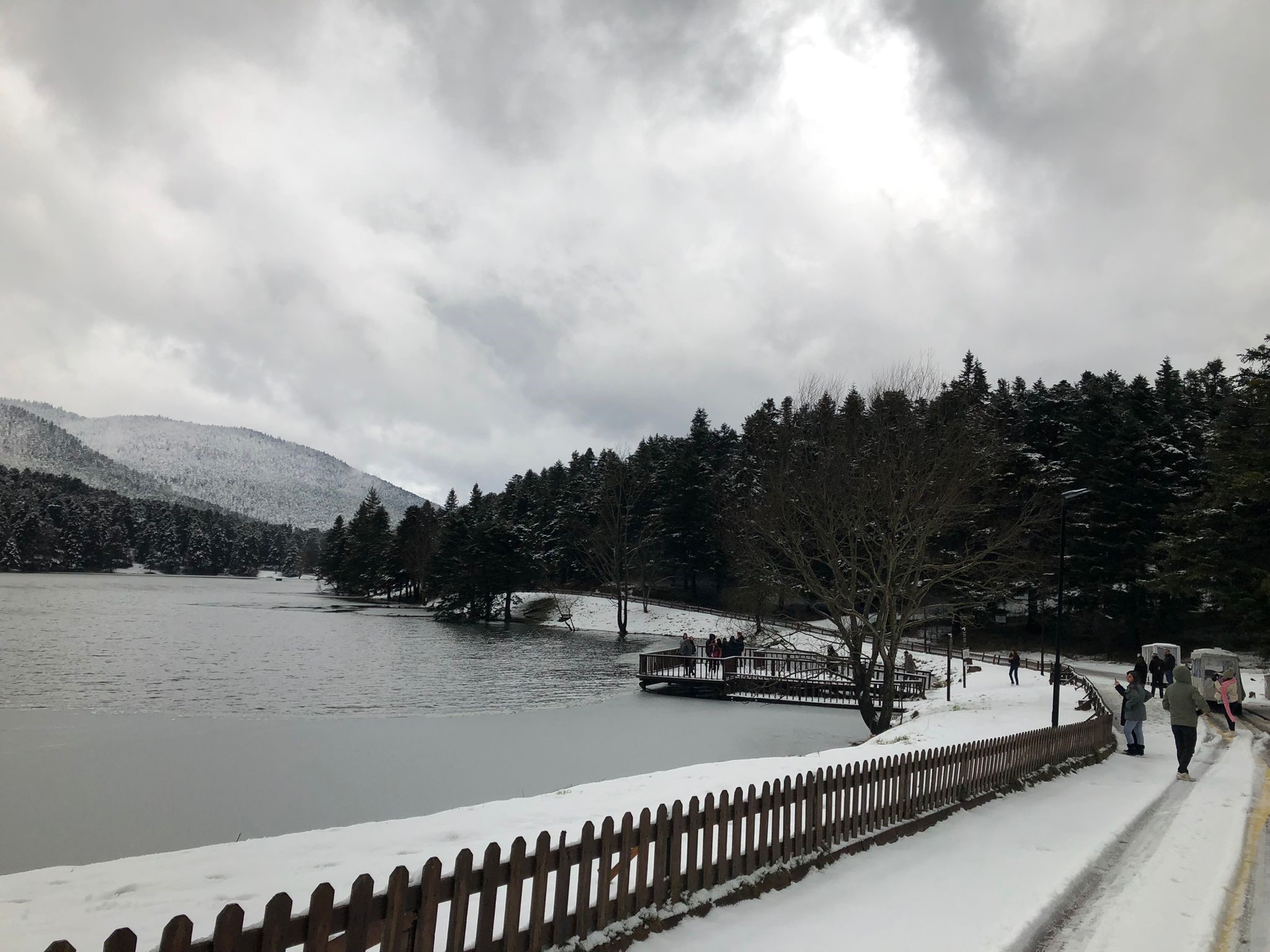 Bolu’nun doğa harikası gölü buz tuttu! Kalınlığı 15 santimetreye ulaştı (2)