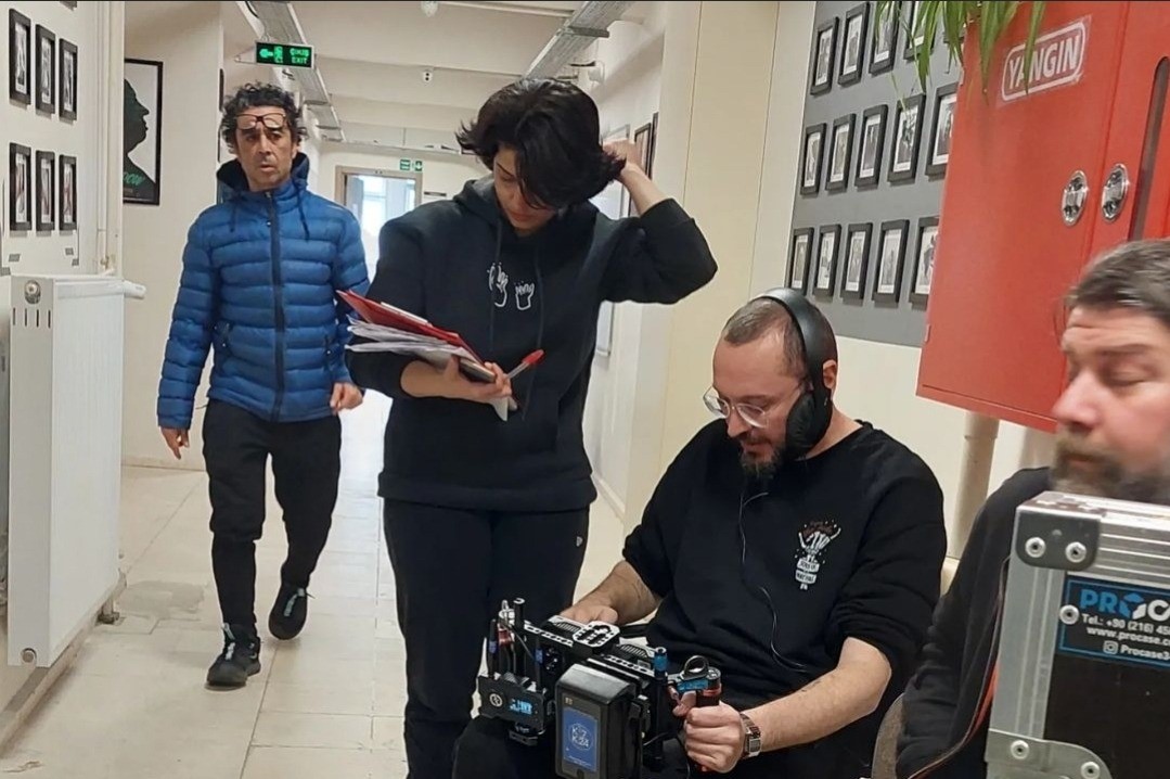 Düzce Üniversitesi Sanat, Tasarım ve Mimarlık Fakültesi Radyo, Televizyon ve Sinema Bölümü 4. sınıf öğrencisi Güner Tuncer, bitirme projesiyle Dr. Öğretim Üyesi Mehmet Emrah Erkanı danışmanlığında gerçekleştirdiği “Mo (3)