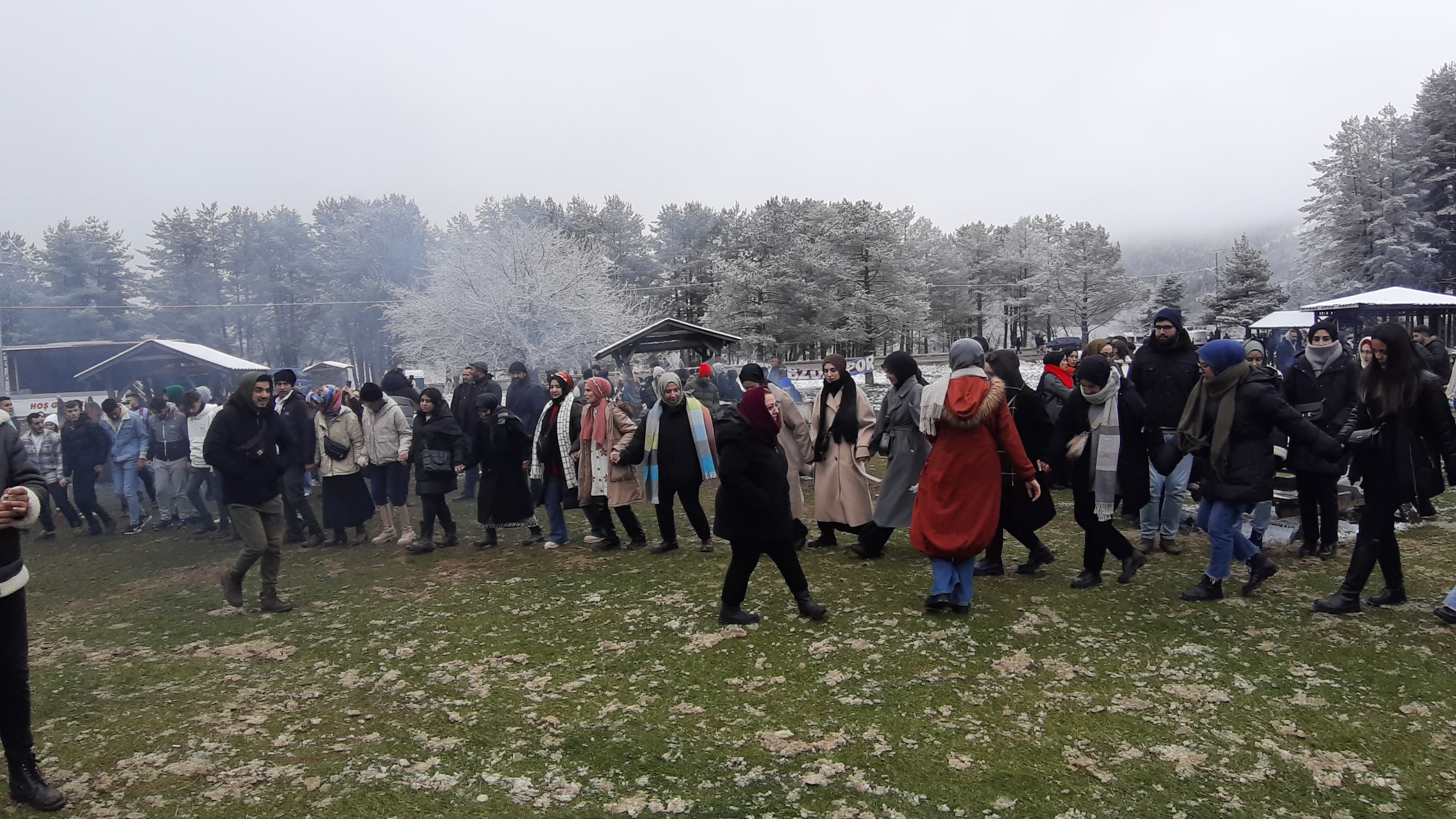 Karlar altında hamsi festivali 2 ton hamsi tükettiler (4)