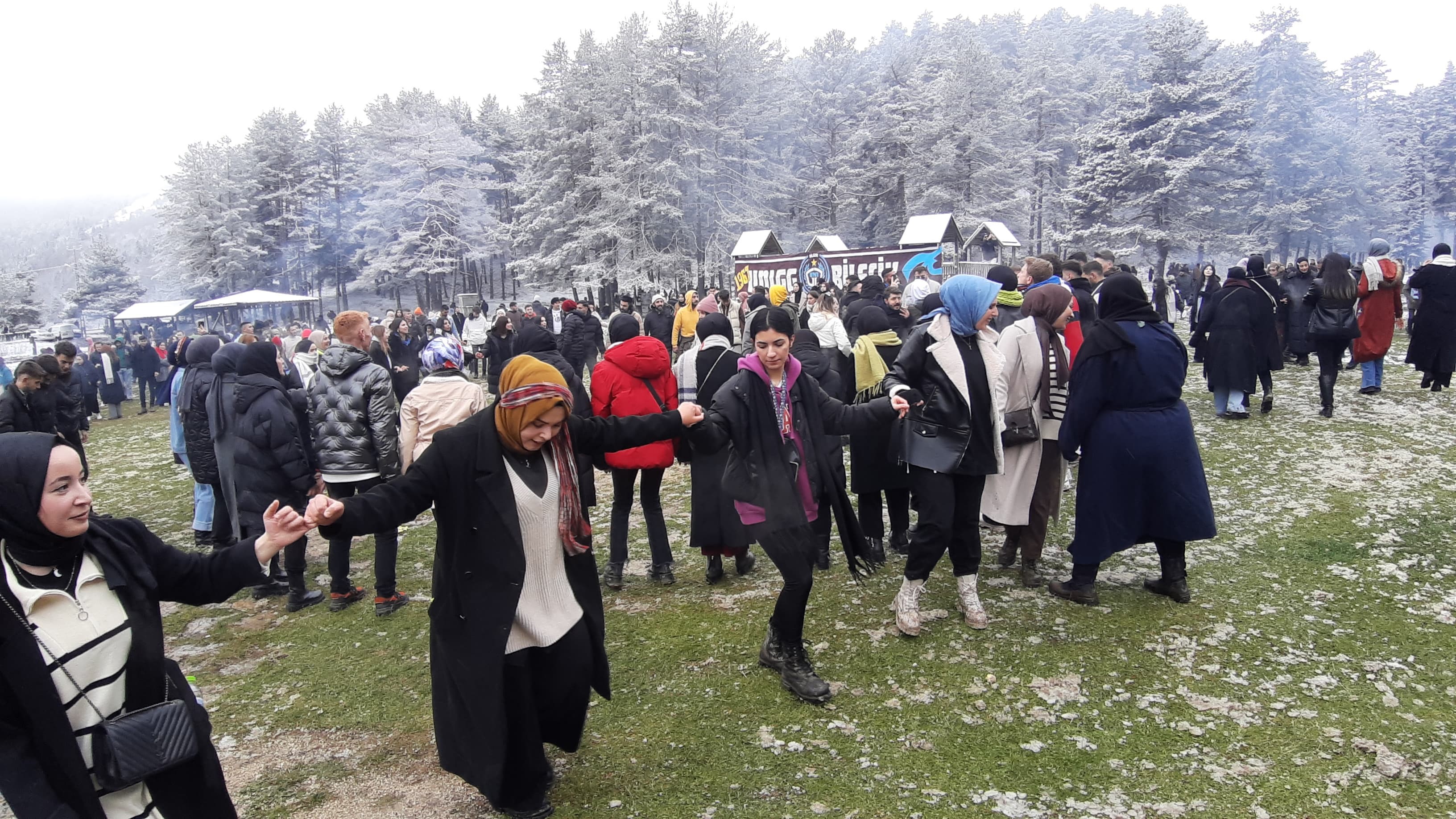 Karlar altında hamsi festivali 2 ton hamsi tükettiler (5)