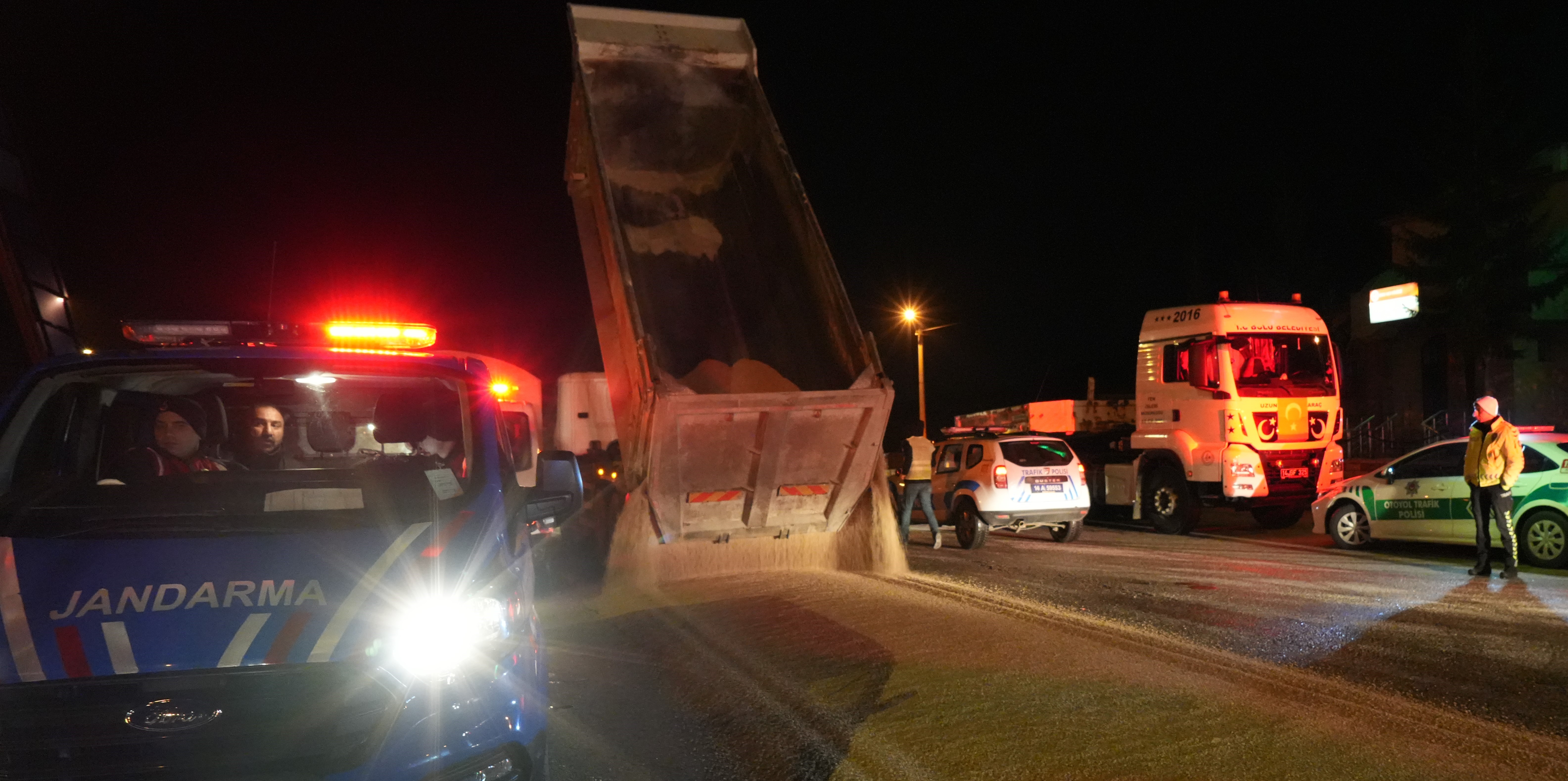 Yalova’dan Azerbaycan’a giden kimyasal yüklü tanker tepkimeye girdi, ekipler harekete geçti (7)